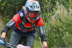 Frau auf Downhill-Mountianbike